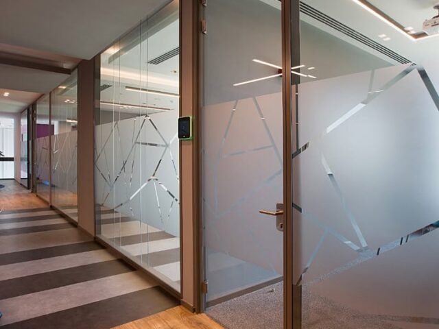 Custom Glass Partitioning Solutions1