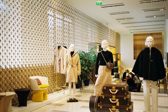 Shop-and-Showroom-Interior-Design-Suimas-Interiors